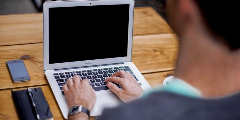 低成本入门级喷码机：中小型包装企业的智能包装解决方案与工业喷码选型指南