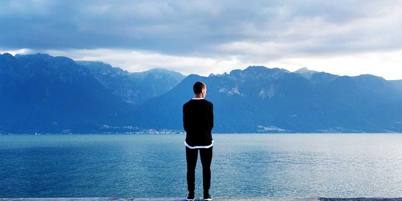 多材质包装喷码挑战：复合膜、瓦楞纸与金属表面的油墨附着力终极解决方案