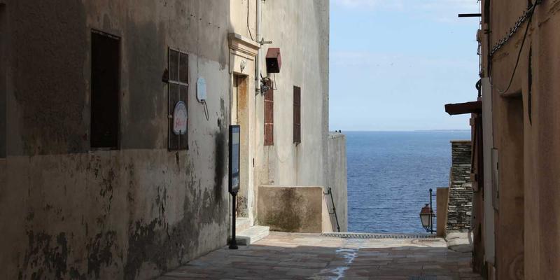 智能包装新纪元：喷码机如何与机器人、视觉系统协同打造高效包装解决方案